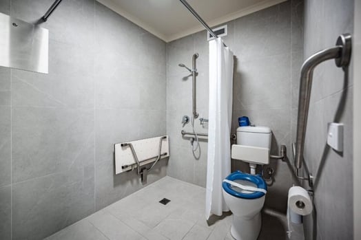 Wheelchair Accessible Bathroom at Riverside Holiday Resort Urunga 900x600