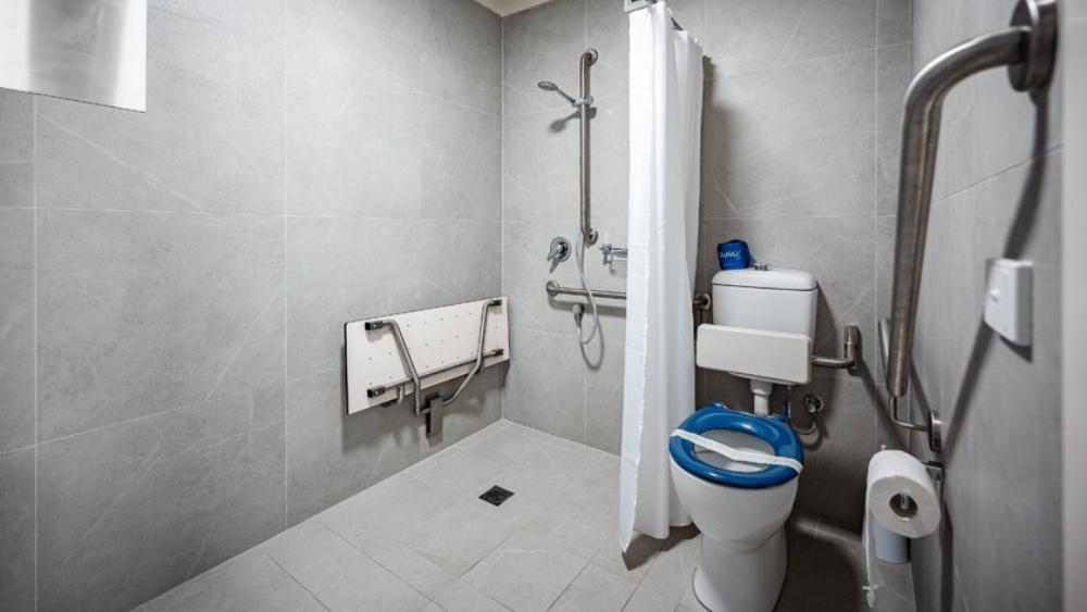 Riverside Holiday Resort Wheelchair Accessible bathroom-1