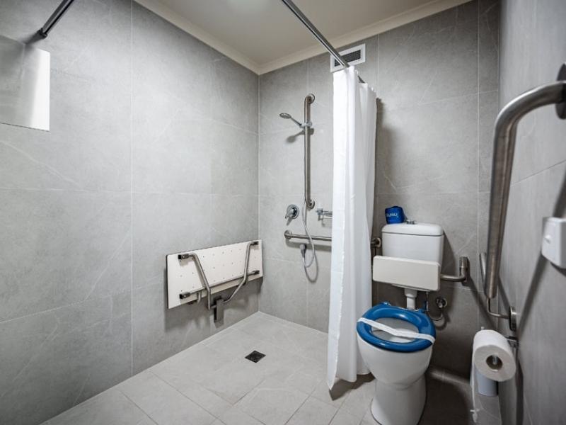 Wheelchair-Accessible Bathroom at Riverside Holiday Resort Urunga